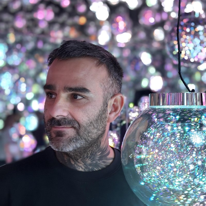 Portrait de Julien Jimenez, consultant en référencement naturel, souriant dans une lumière chaude